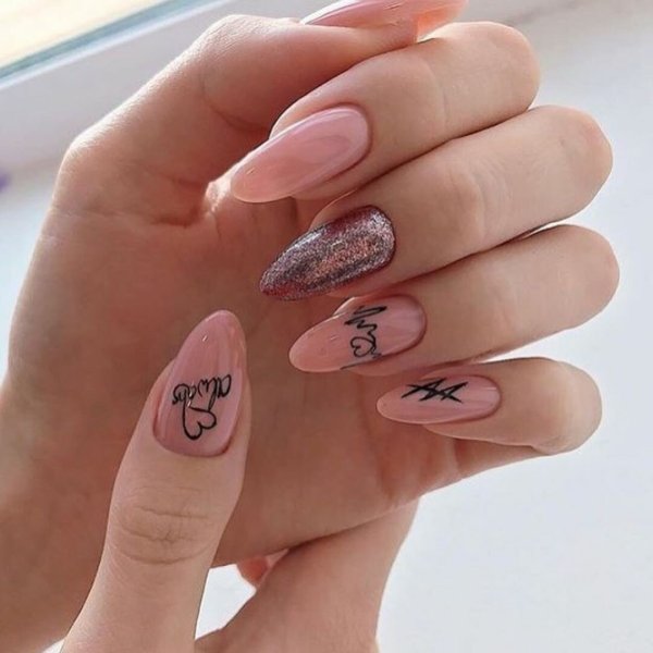 Миндальные ногти с надписями