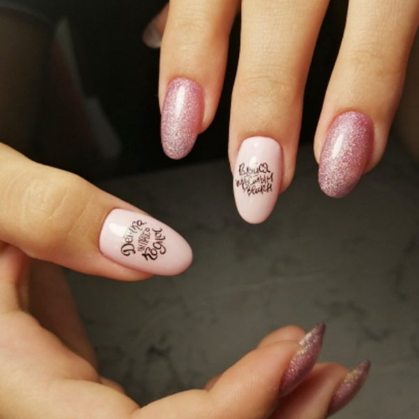 Ногти однотонные с наклейками