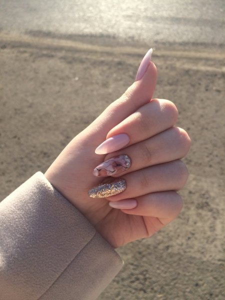 Ногти миндаль с наклейками