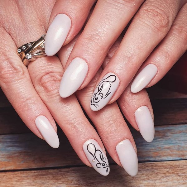 Маникюр с надписями на ногтях