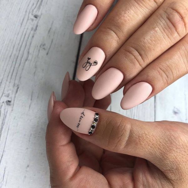 Молочный маникюр с цветочками