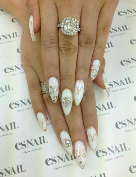 Школьный маникюр миндаль