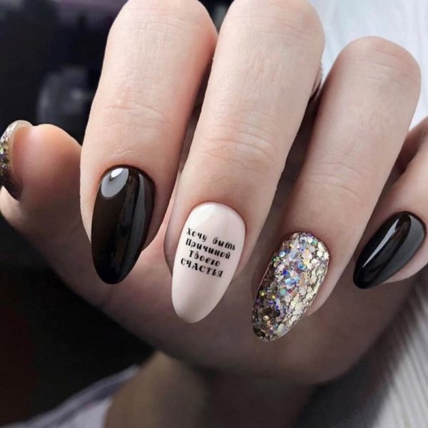 Маникюр на миндальную форму с наклейками