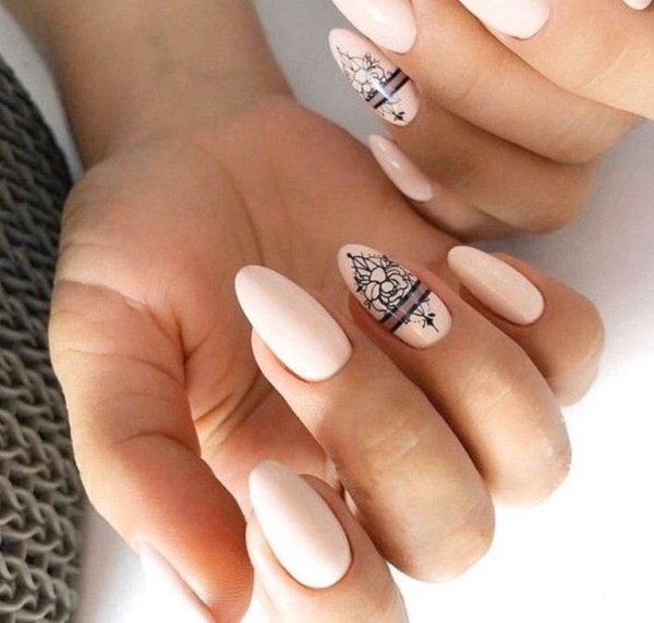 Нюд с наклейками на ногтях