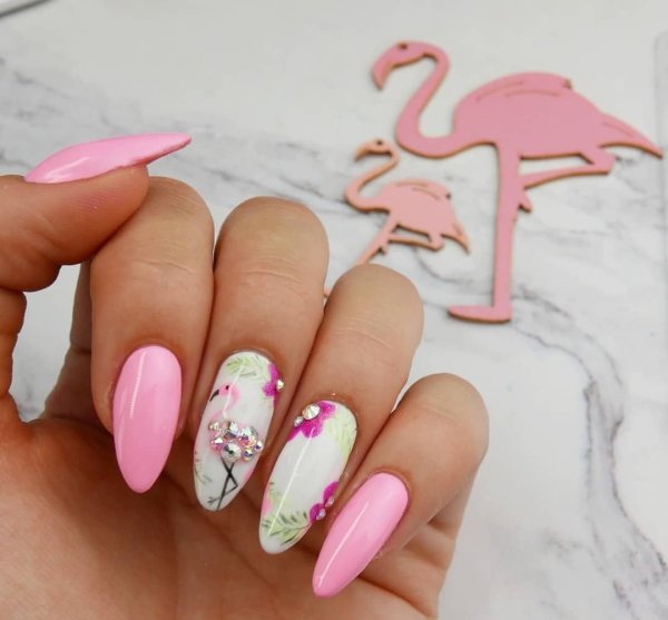 Стильный маникюр на миндаль