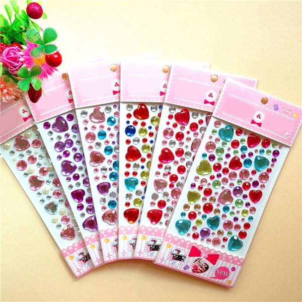 Блестящие ногти с наклейками