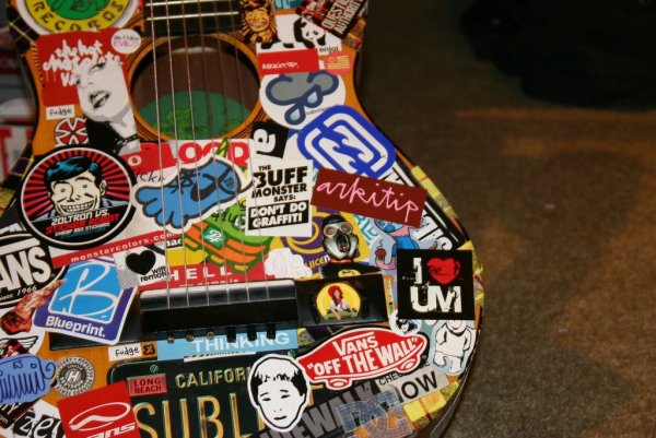 Гитара обклеенная наклейками