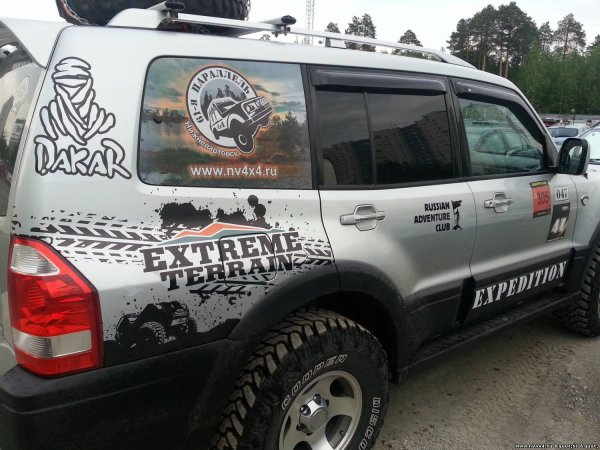 Внедорожники с наклейками