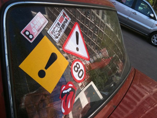 Наклейка на машину начинающий водитель