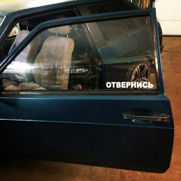 Наклейки на боковые стекла автомобиля надписи