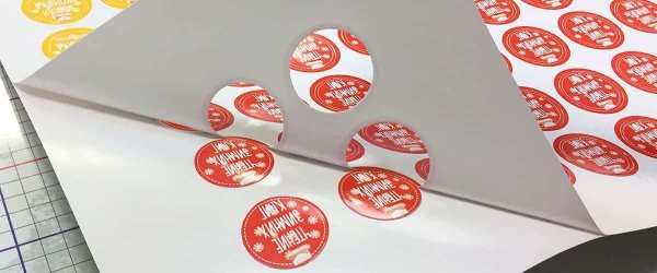 Наклейки с ламинацией и без