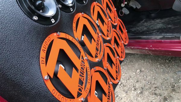 Наклейка DL Audio на машине