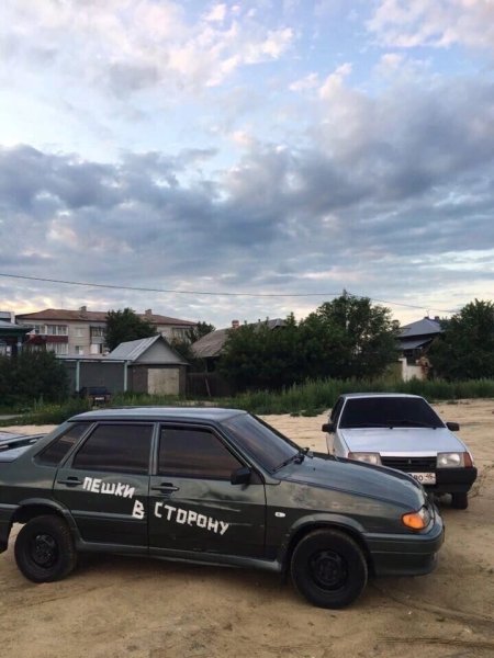 Пешки в сторону на машине