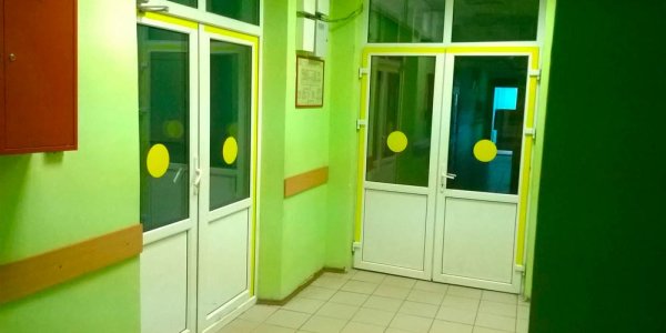 Желтый круг на двери для слабовидящих