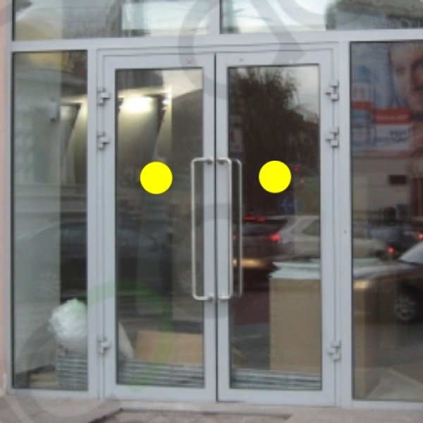 Желтые круги на стеклянных дверях
