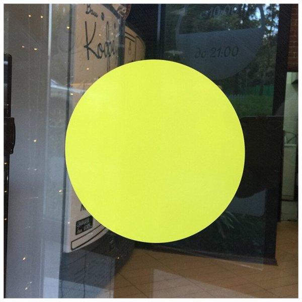 Желтый круг на двери для слабовидящих