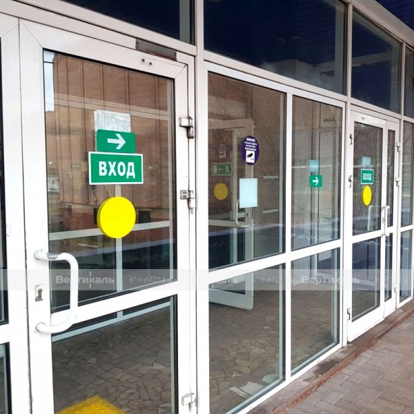 Маркировка стеклянных дверей для инвалидов