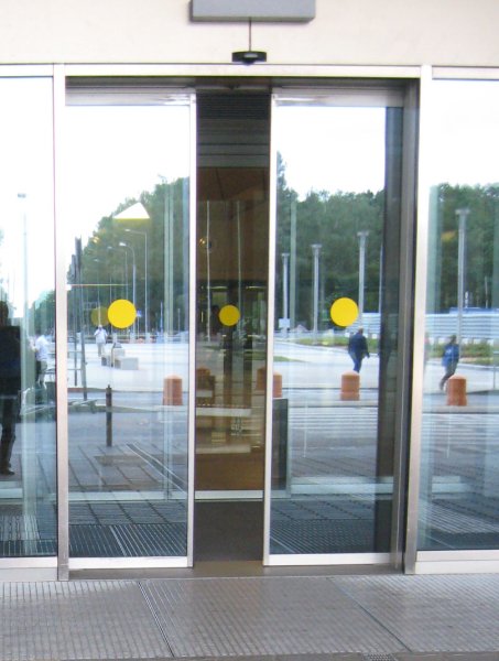 Противоударная полоса на стеклянную дверь