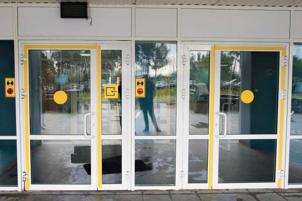 Желтый круг на двери для слабовидящих