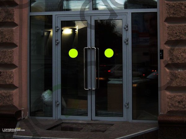 Желтые круги на стеклянных дверях