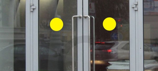 Жёлтый круг на двери