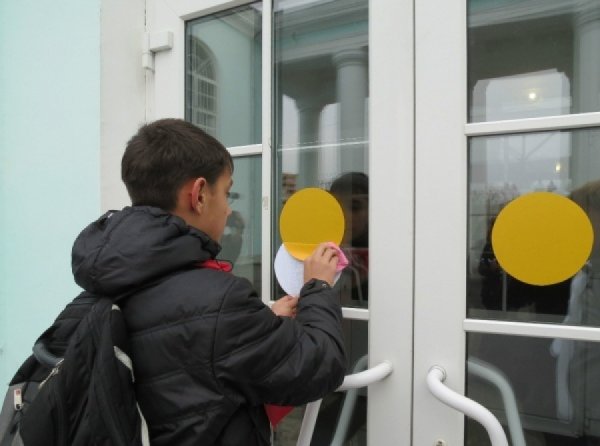 Желтый круг на двери для слабовидящих