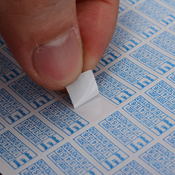 Самоклейка на винты