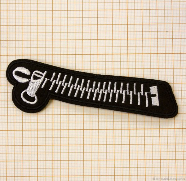 Байкерская куртка с нашивками