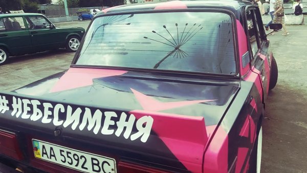 Наклейка на авто бешеная табуретка