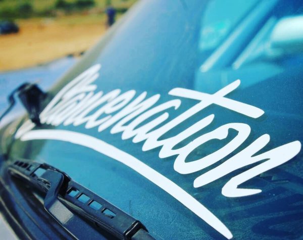 Наклейки на лобовое стекло автомобиля