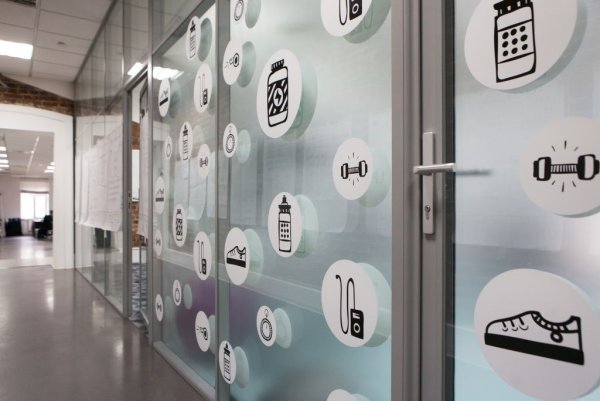 Наклейки на стеклянные перегородки