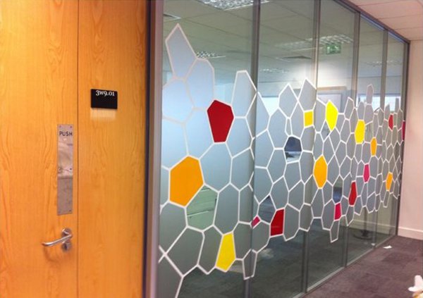 Наклейки на офисные перегородки