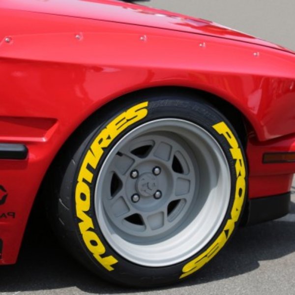 Резиновые наклейки на шины автомобиля