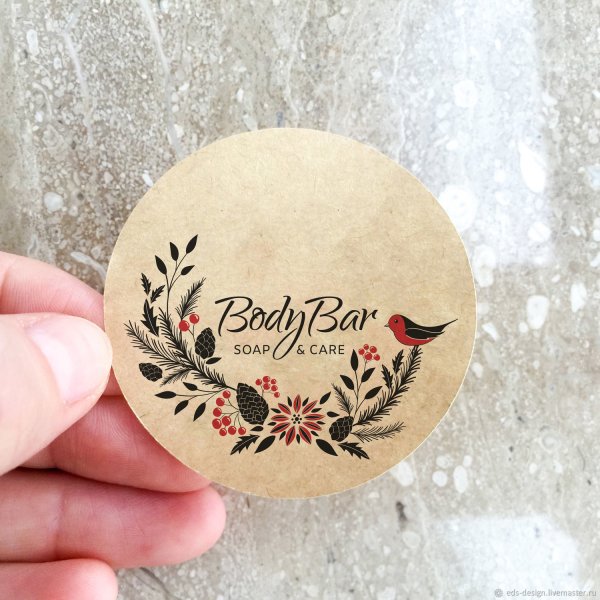 Стикер круглый на крафтовой коробке