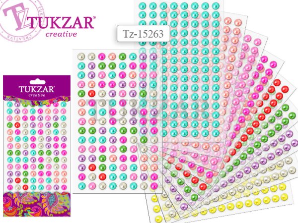 Ногти с наклейками и стразами