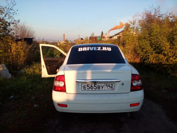 Белая Приора седан с наклейками