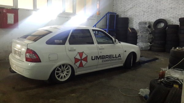 Наклейки на белой приоре