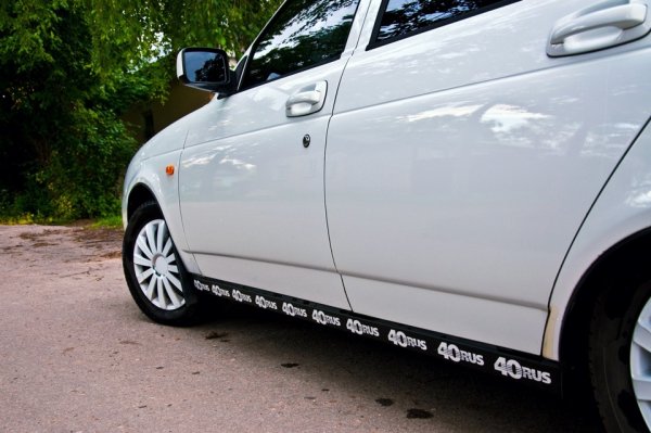 Надписи на порогах авто