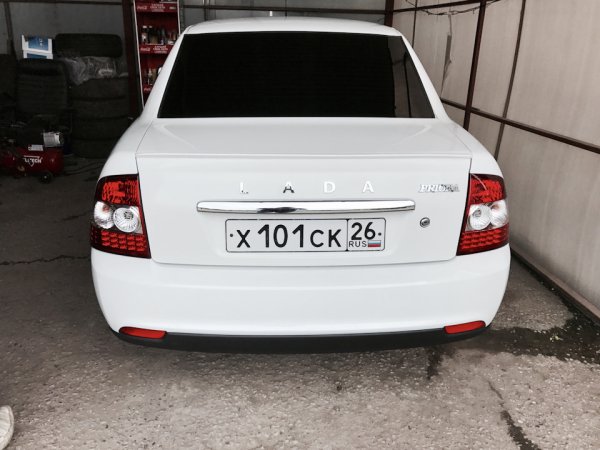 Белая Лада Приора багажник