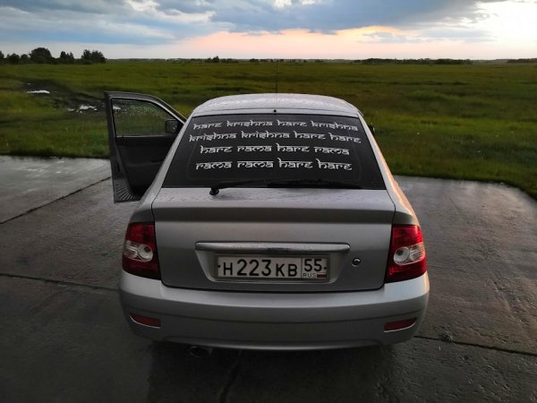 Приора наклейка сзади