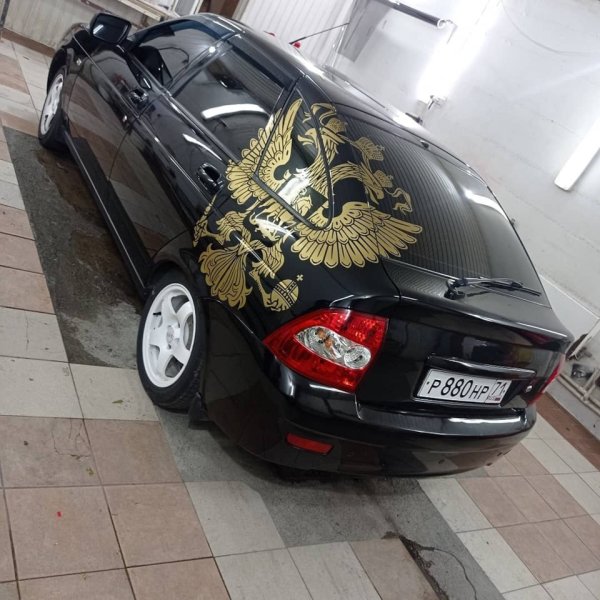 Лада Приора черная хэтчбек с наклейками