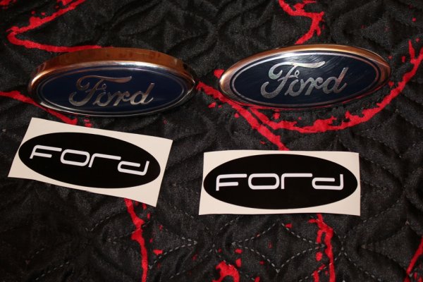 Черный значок Форд фокус 3