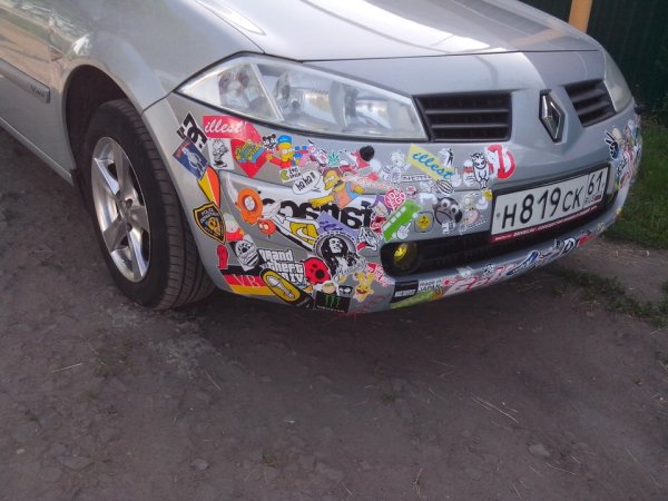 Рено Логан стикербомбинг