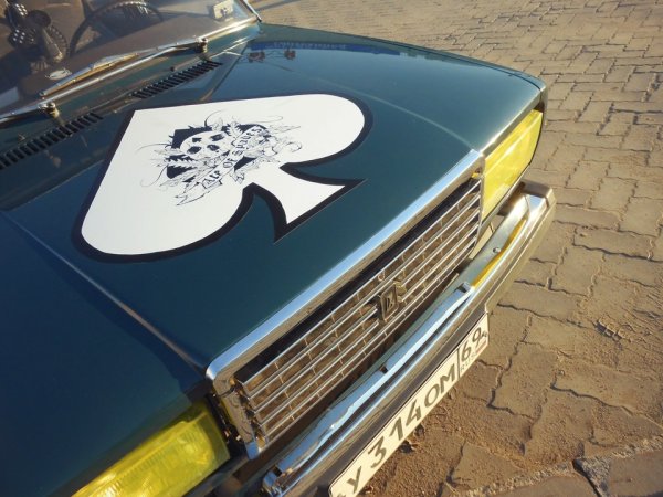 На капот ВАЗ 2107 опер