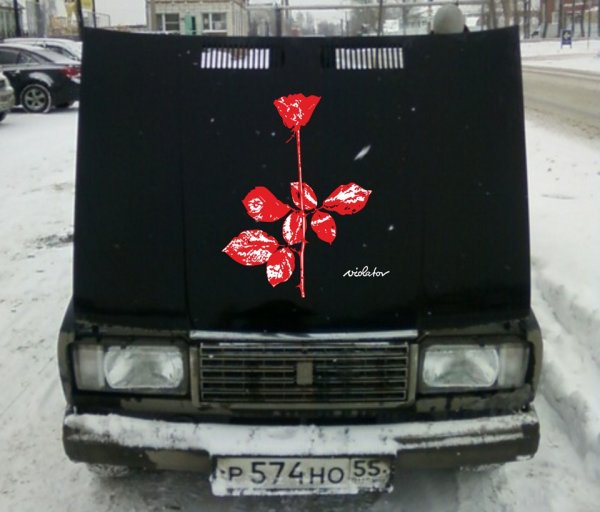 ВАЗ 2107 белая с гербом на капоте