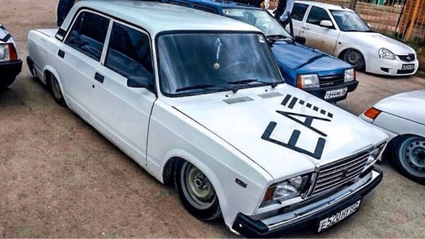 ВАЗ 2107 белая с гербом на капоте