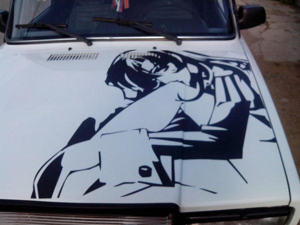 ВАЗ 2107 белая с наклейкой 13 на капоте