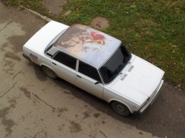 ВАЗ 2107 белая с наклейкой 13 на капоте