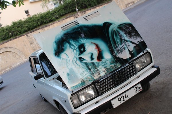 Версаче на капоте ВАЗ 2107