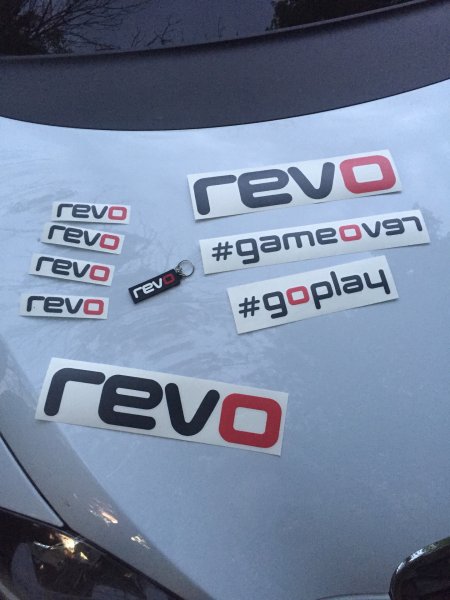 Revo наклейка сзади на стекло